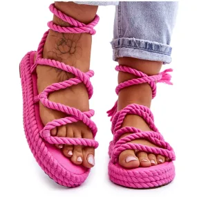 Gestrikte sandalen op een enorm platform Roze kan niet wachten