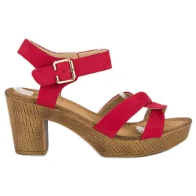 Lichte sandalen op een paal rood