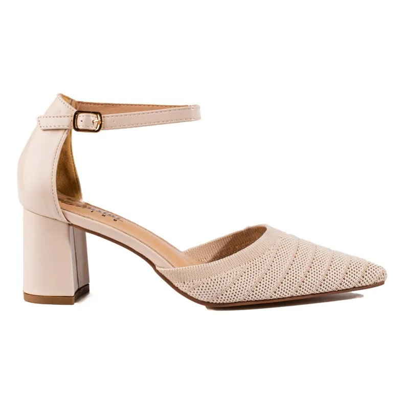 Shelovet damespumps op een beige blok