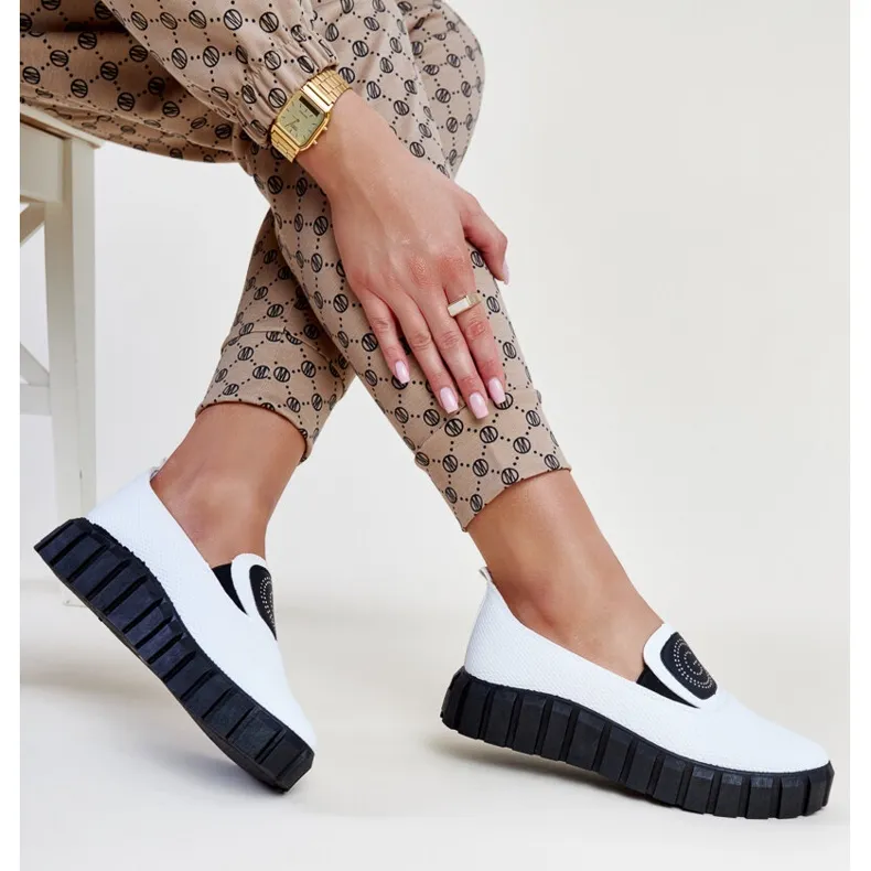 WITTE SCHOENEN MET EEN MASSIEVE TESKAZOOL