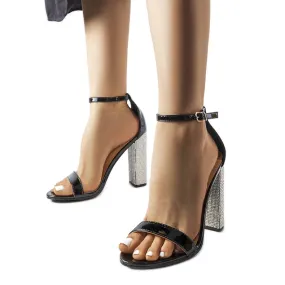 Zwarte sandalen op een decoratieve Rette-paal